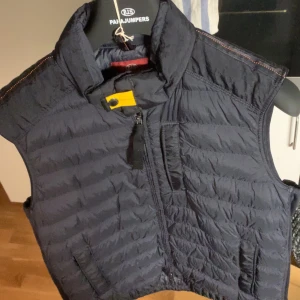 Parajumper väst - Säljer nu min parajumper väst då jag inte har nån användning av den. Den heter ”pjs m remix Nevil” och finns för typ 4 000. Storlek L. Precis som ny alltså inga märken eller hål.
