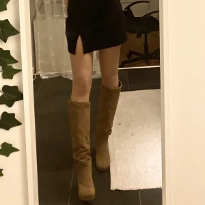 Beiga stövlar  - Supersnygga och populära stövlar perfekt till fest. Storlek 41, nypris: 725kr 