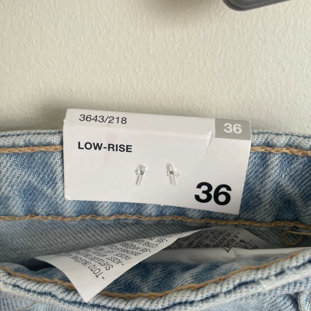 Ljusblå lågmidjade bootcut jeans från zara💙 Helt oanvända, nypris 399kr säljer för 225kr. Jeans & Byxor.