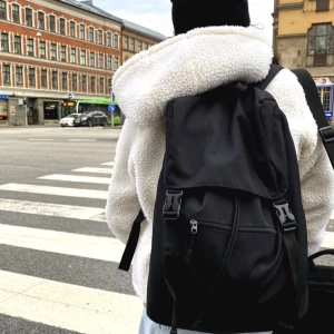 Ryggsäck - En svart ryggsäck som inte kommer till användning längre. Pris går att diskutera. 