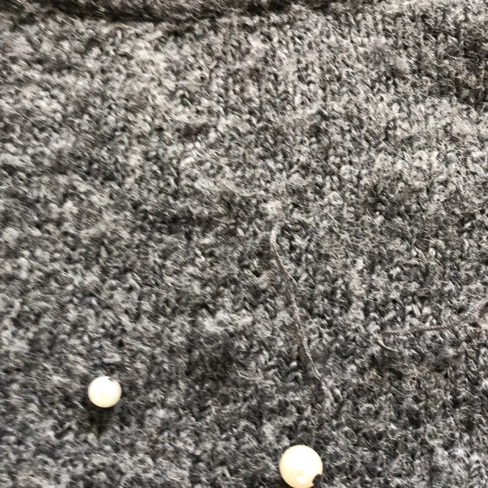 Grå stickad tröja med pärlor. Ifrån H&M i storlek 134/140. Några pärlor har lossnat då det sticker ut några trådar.. Stickat.
