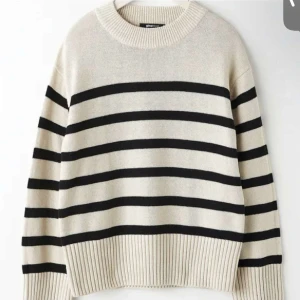 Randig tröja  - Säljer min tröja från Gina tricot i storlek xs pga att den inte kommer tillanvändning tyvärr, köppt för 300 jättefin och nästan aldrig använd💕