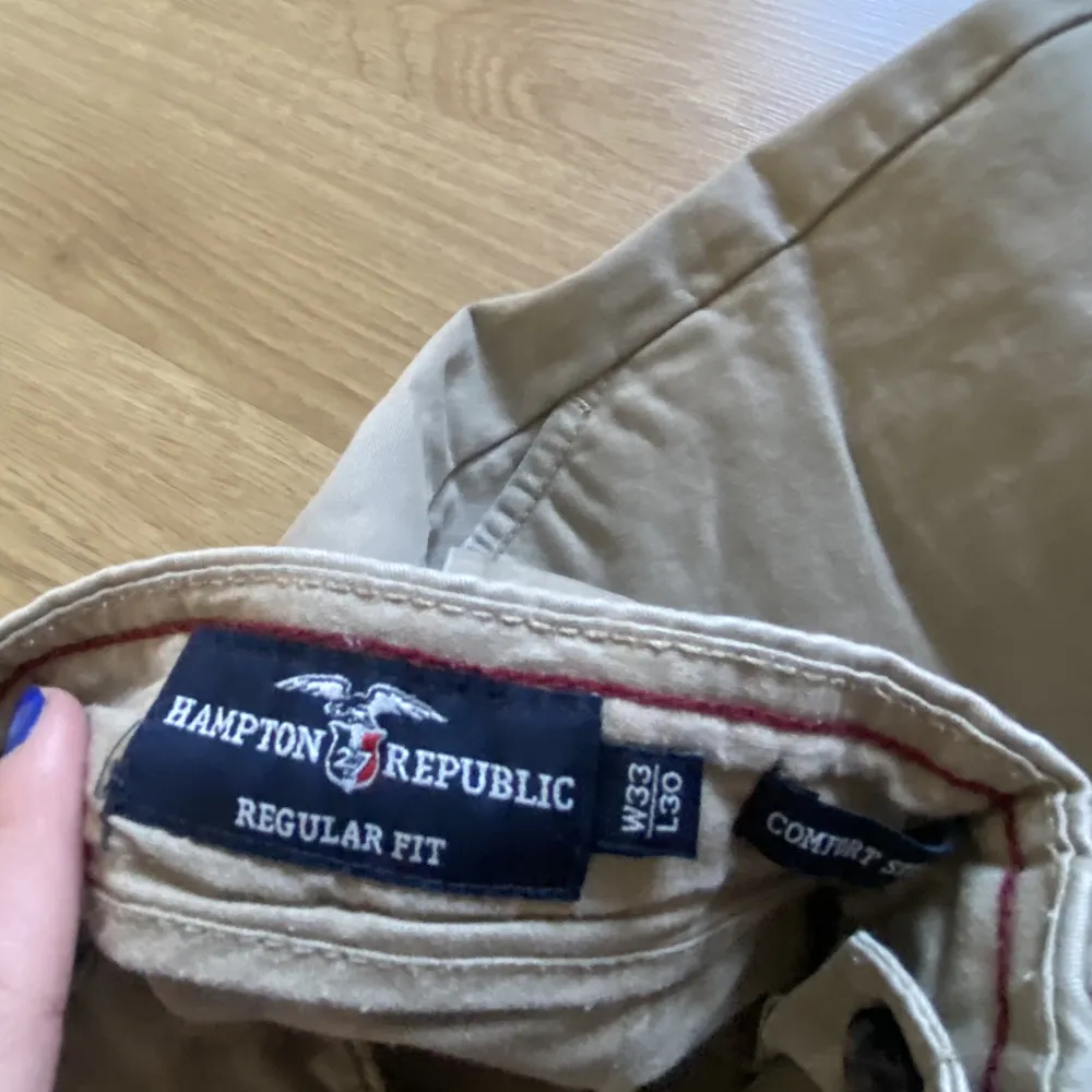 Snygga Chinos ifrån Hampton Republics använda 1-2 gånger ny skick . Nypris 499. Pris kan diskuteras . Köpare står för frakt . Jeans & Byxor.