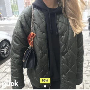 Storlek s - Säljer denna jacka som jag köpt på plick. Storlek s men den är ganska oversized❤️ frakt 66 ungefär. INTE MINA BILDER