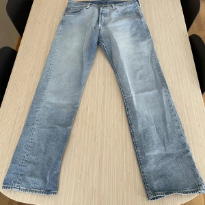Levis 501 - Levis 501 i ljusblå. Säljer dessa då dom inte kommer till användning. Aldrig använda och är i 10/10 skick. Nypris 1199. Strl 33/34. Priset kan diskuteras.