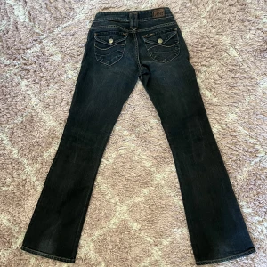 Lågmidjade jeans - Low waist jeans med märket lee. Jag är 168cm lång och de är bra i längden på mig, fråga privat för mått💕 !priset är inkl frakt!