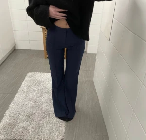Kostymbyxor  - Säljer nu ett par skitsnygga mörkblå kostymbyxor, de är Lågmidjade/midwaist, men mer åt midwaist hållet! Dem kramar kroppen så snyggt verkligen, skulle säga att de passar de som har XS-S, skriv för fler bilder, pris kan diskuteras vid snabb affär💗
