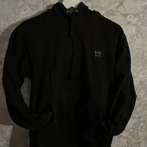 Hov1 Merch  - En hov1 hoodie i storlek S. Hoodien kommer från gudarna från Västerbron turnén. Säljer då jag knappt använt den på dem åren jag haft. Original pris 600kr, köpt på grönan. Om fler bilder önskas eller om du har frågor, så skicka ett meddelande så löser vi💕
