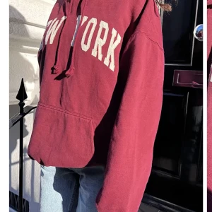 Brandy hoodie🥰 - Så fin vinröd hoodie från brandy. Sprillans ny💕 storlek onesize men den är oversized på mig som har storlek s. Köpt för ca 400kr💕