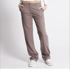 Lågmidjade kostymbyxor  - Säljer nu dessa trendiga kostymbyxorna som nästan är helt slutsålda i alla storlekar, använda Max 1 gång så de är verkligen i nyskick! Skriv för intresse💗