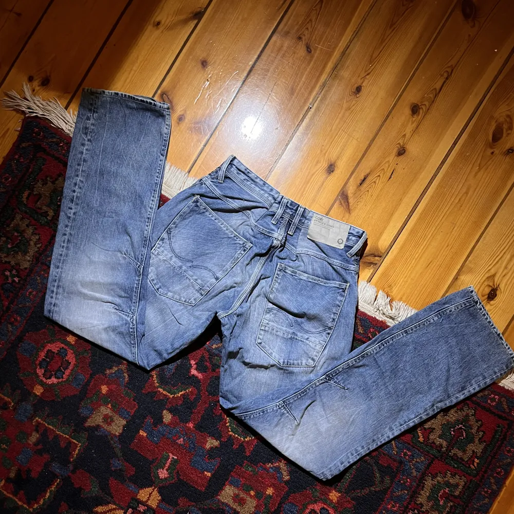 Ljusblå Jack & Jones jeans med coola detaljer😍 Innerbenslängd: 90cm  Dom är insydda i midjan!. Jeans & Byxor.