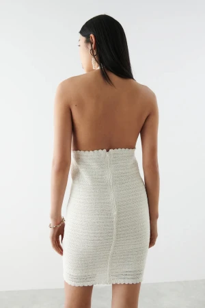 Oanvänd klänning Gina Tricot - Helt ny klänning med lappar kvar. Ord. pris 599kr.  Virkad klänning med öppen rygg, djup v-ringning, figurnära passform, dold ryggdragkedja och halterneckdesign. 