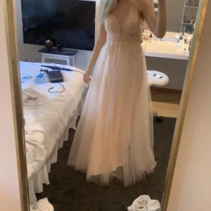 Balklänning - Superfin balklänning från jj’s house i storlek 34. Den är endast använd en gång och är i väldigt bra sick. Nypriset för klänningen är 2700kr och säljer därför för 1200kr💕 Jag är 165cm och ni kan se på bilderna hur den sitter på mig☺️