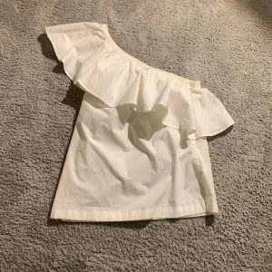 Fin topp - En super snygg topp. Använd en gång💗 köparen står för frakten. Storleken finns på andra bilden