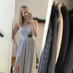 Balklänning - Helt oanvänd balklänning (balen ställdes in pga Covid-19). Den är dustyblue och i storlek 38.