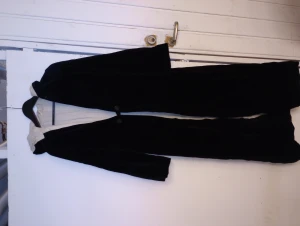 Kappa häxkåpa lajv  - Vacker figursydd sammetskappa med linnefoder. Saknar storlek men uppskattar till en xs-s då den är lite för liten för mig. 