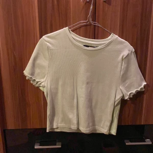 T shirt  - En grön tröja från bikbok. Den är dock lite grönare irl än på bilden 💗