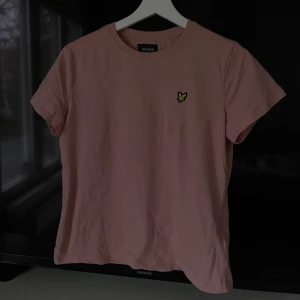 T-shirt  - Oanvänd i fint skick!!