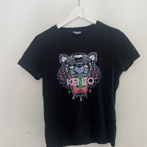 Kenzo tröja - Tröja från kenzo som jag inte använder längre. Storlek M men den passar både S och M. Köpt för ca 1000kr och säljer den för 300kr (+frakt) Hör av dig vid frågor💕