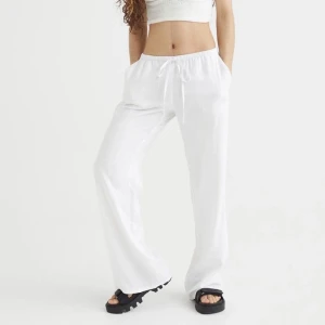 Linnebyxor från H&M - Funderar på att sälja dessa fina linnebyxor från H&M i strl XS då dem börjar bli lite korta för mig. Jag är 170 och dem sitter lite under anklarna på mig. 💕 Använda ett fåtal gånger men i nyskick💕(SÄLJER ENDAST VID BRA BUD)