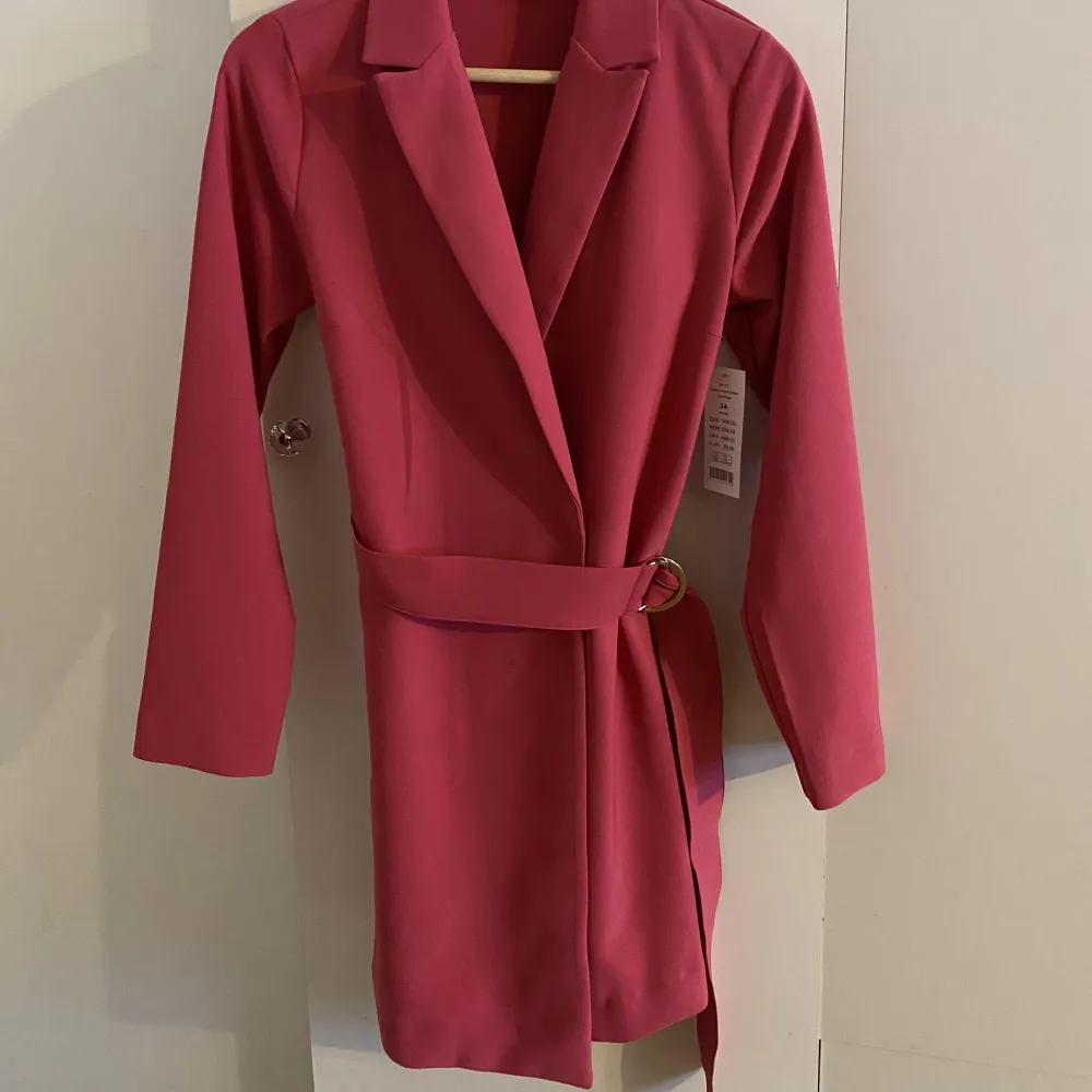 En super fin rosa kavaj/klänning från Gina i storlek 34. 💖  Prislapp kvar.   Nyskick.   Nypris - 599 :-  Säljer för 350. Kostymer.