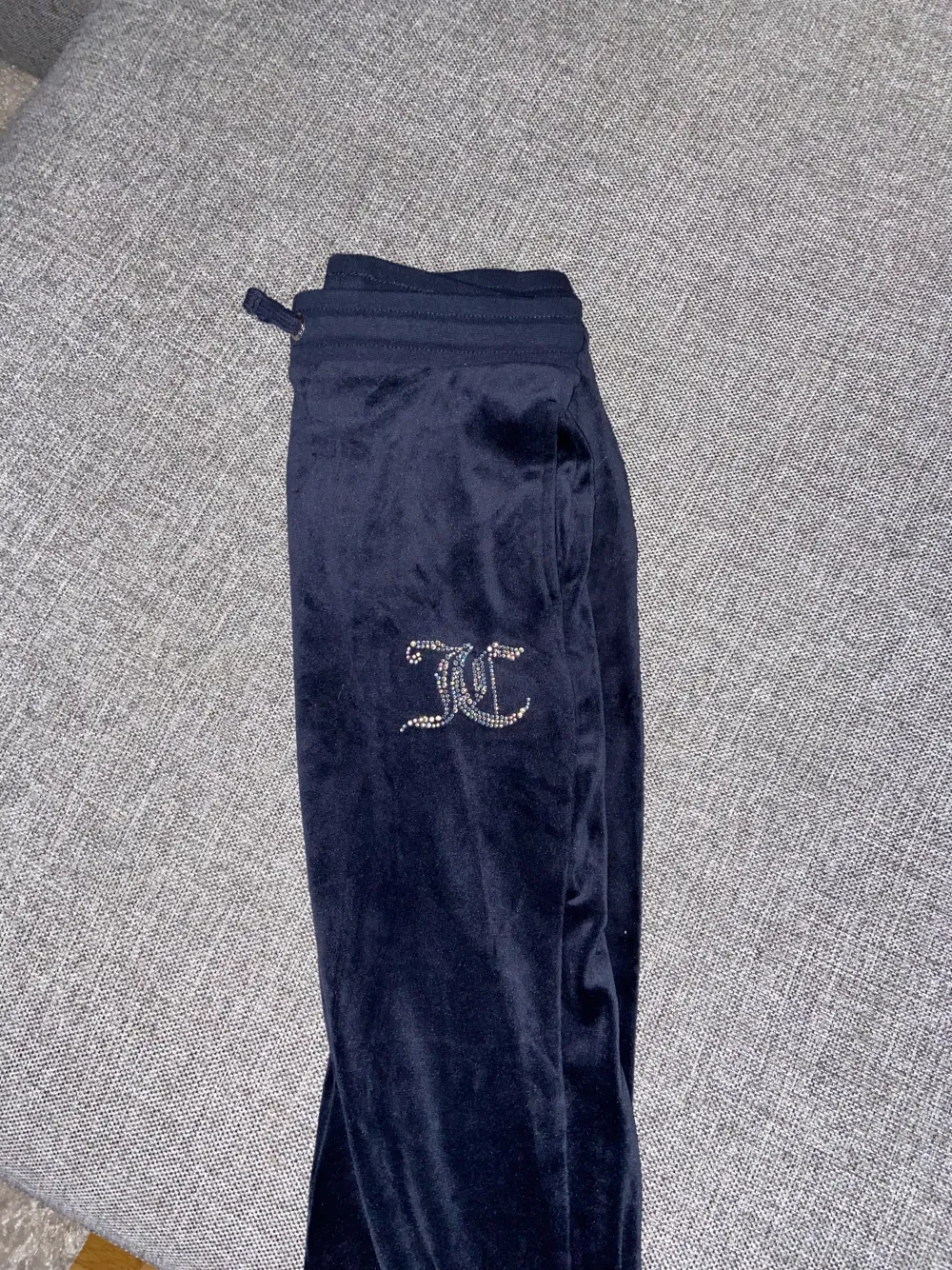 Jag säljer mina gamla juicy byxor då de är för små. De är en barn modell så de har inte knappar. De passade när jag var runt 140–145❤️. Jeans & Byxor.
