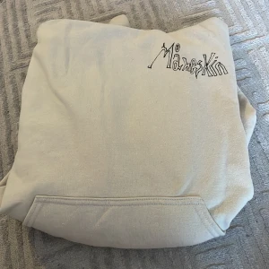 Merch hoodie - Måneskin!! köptes på deras officiella merch hemsida för 600kr + frakt En oversized bekväm hoodie med skönt borstad insida. Hoodien har bandets medlemmar på ryggen och namn på bandet på framsidan. Den har luva. Skriv för tydligare bilder❤️