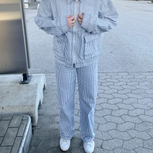 Randigt set  - Säljer detta populära randiga settet från H&M, byxorna stl 36, jackan stl M, slutsålt i butik