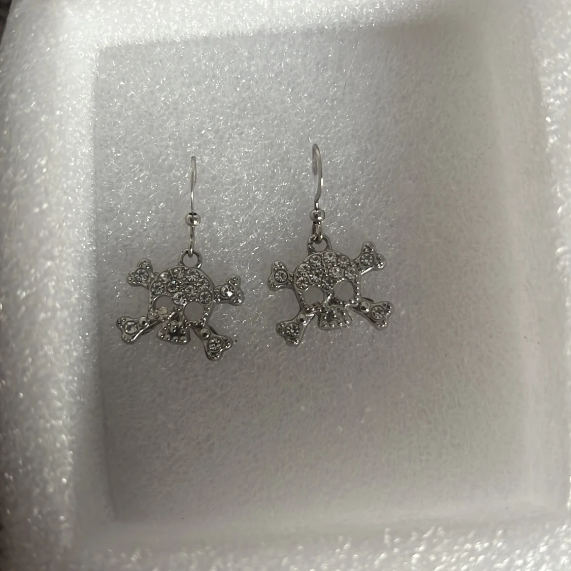 Dödskalle örhängen