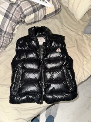 Moncler väst - Hej, säljer nu min moncler väst som inte används längre. Finns inga skador på den. Kvittot finns inte kvar därefter priset