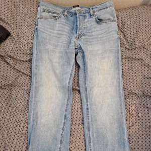 Lee Daren Jeans washed - Säljer ett par raka Lee jeans i storlek 32x30. Dem är varsamt använda och har inga tydliga tecken på slitage. Fritt fram att buda!