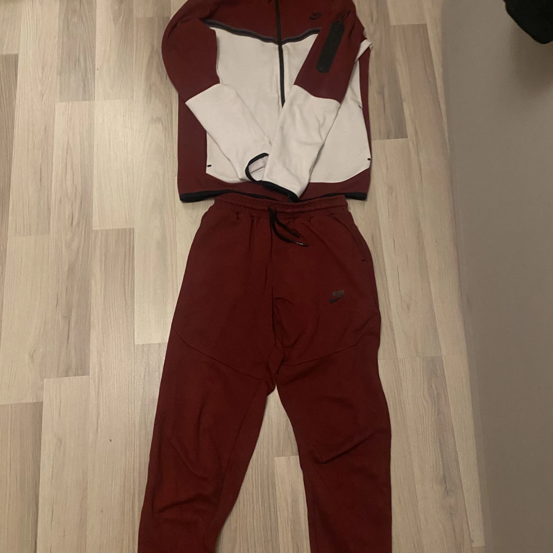 Vinrött nike tech set storlek M