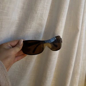 Solglasögon - As snygga mörkbruna solglasögon som jag inte använder längre🫶🏼 okej skick, lite plast vid sidorna! 