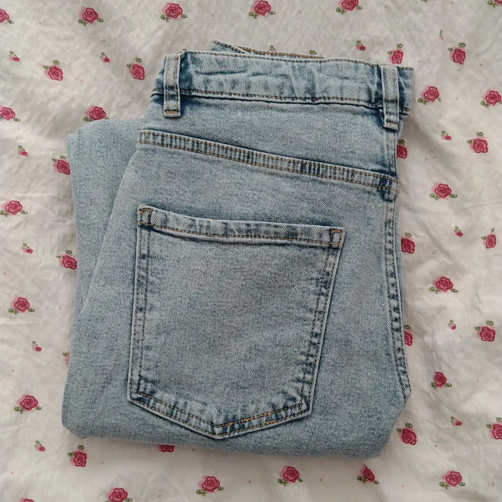 Raka stenvättade jeans från KappAhl, använda 2 ggr 🤍. Jeans & Byxor.