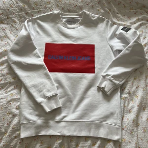 Calvin Klein sweatshirt / crewneck - Calvin Klein jeans Sweatshirt. storlek L, passar som mellan M/L.  Knappt använd, Bra skick. 