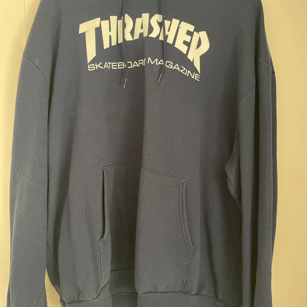 Säljer nu min Thrasher hoodie i fint skick, då de inte är min stil längre.  Använd fåtal gånger.  Köpare står för frakten. Hoodies.