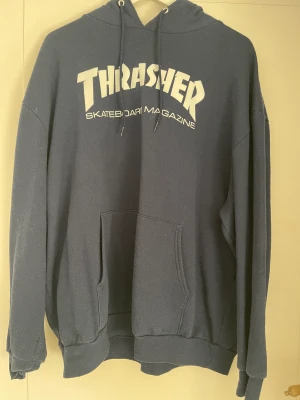 Thrasher hoodie - Säljer nu min Thrasher hoodie i fint skick, då de inte är min stil längre.  Använd fåtal gånger.  Köpare står för frakten