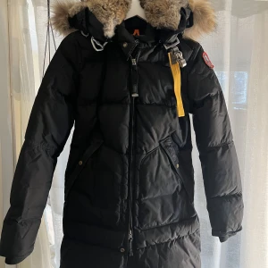 Parajumpers longbear  - Parajumpers med äkta päls i modellen longbear. Jackan är köpt på nk.