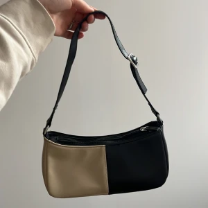 Väska - Väska från Monki. 