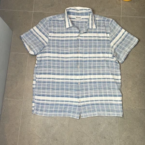 Weekday skjorta - Min favoritskjorta från weekday. 8/10 skick då det är en av mina favoriter men är tyvärr för liten. Annorlunda material som påminner om kökshandduk. 