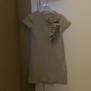 Guldglittrande klänning - Jätte fin klänning jag hade när jag var liten