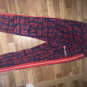 Palm Angels - Palm Angels Monogram Pants. cond 8/10  kanske använt en 10 tal gånger men endast framför datorn och till affären nypris 3500kr Storlek L