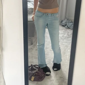 Jeans  - Intressekoll på mina diesel jeans ❤️ letar intresse då dom är lite stora på mig! Passar mig med storlek xs/s men då dom är väldigt stretchiga i matrialet så passar dom nog en större M ocksp ❤️ inga defekter men ser lite använda ut, matrialet är stretchigt! 