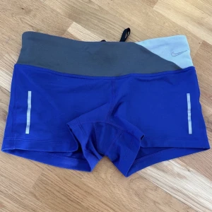 Nike DRI-FIT sportbyxa blå - Nike DRI-FIT  löpning sportbyxa blå Storlek: S