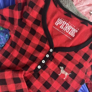 Pink pyjamasett  - ”I only sleep in PINK”. Buffalo plaid PINK Victoria’s secret pyjamasett! Strl xs.❣️Går inte längre att köpa. Använd köp nu funktionen!   📦Frakten blir annars 69kr 