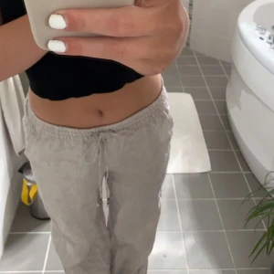 Linnebyxor, Esprit  - Köpte dessa linnebyxor från Esprit i storlek 38 för ca ett och ett halvt år sedan men har aldrig använt de! Därav är de nästintill nyskick och inga defekter finns❤️Slutsålda och säljs inte mer. Nypris 700 kr. Mitt pris 500 kr! 