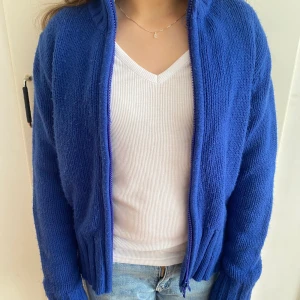  stickad kofta  - En jätte fin blå stickad kofta med dragkedja. Den är använd några gånger men i bra skick. Skulle lätt behålla den men är för liten  för mig. Kan sicka mer bilder privat 