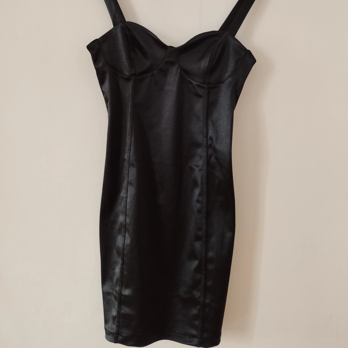 Svart siden klänning.