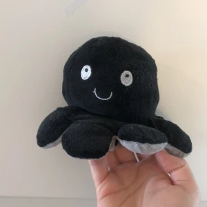 Arg/glad bläckfisk gosedjur - Ett 15x15 stort gosedjur svart och grått som man kan vända ut och in på, ena sidan Glad (svart) och andra arg (grå)🤍