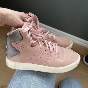 Fina Adidas skor i stl 37 1/3  - Fina skor i stl 37 1/3! Endast använda 2-3 gånger! Mycket fint skick!   Pris 200:-   Kan mötas i Uppsala eller skickas mot porto! 